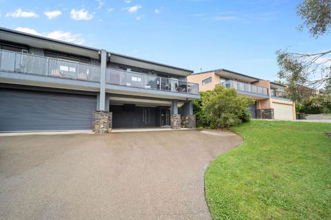 Acacia 2 - Modern 3BR Townhouse L Bath L WiFi L BBQ L Foxtel - Tourism Brisbane 1