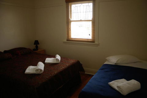 Accommodation Sydney Rockdale - 2 Bedroom Pet Friendly Budget Apartments With Balconies - Brisbane Tourism 4