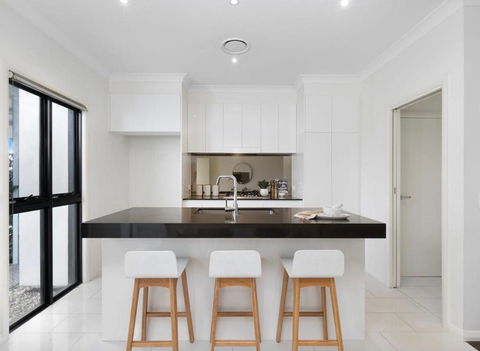 Adorable 3 Br Townhouse With Wifi & Parking - Tourism Brisbane 4