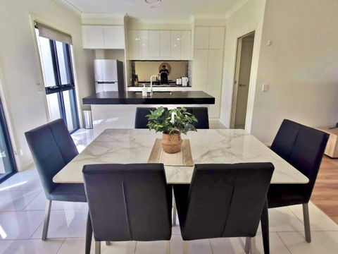 Adorable 3 Br Townhouse With Wifi & Parking - Tourism Brisbane 2