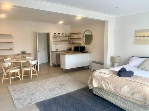 Adorable Studio Next To Cafe, Walk To Beach! - Brisbane Tourism 3