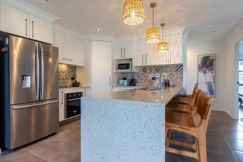 Agnes Retreat - 4 BR - 2 Min Walk To Beach - Tourism Brisbane 2