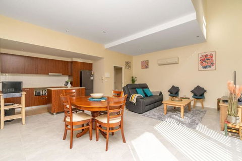 Absolutely Spacious APT Unit Between ANU And City - Tourism Brisbane 0