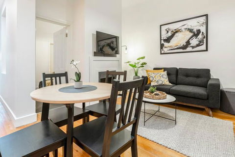 A Carlton Classic - Quaint Inner-City Getaway - Tourism Brisbane 0