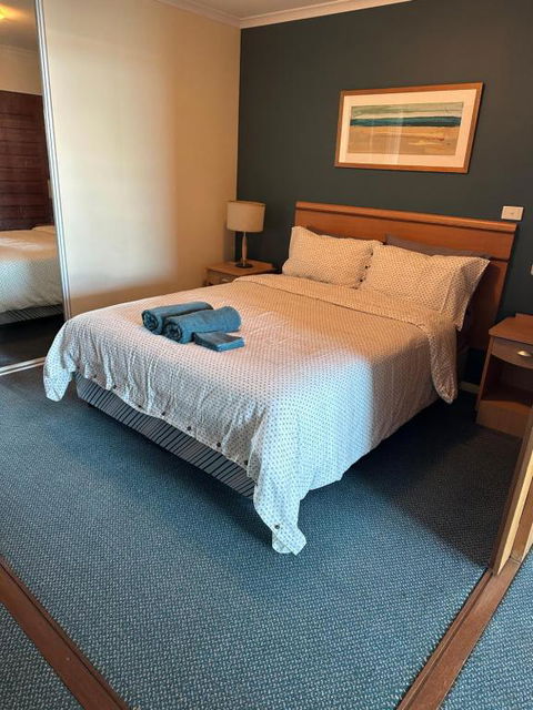 A-The Entrance Private Water Front 1 Bedroom Appartment At The Oaks - Brisbane Tourism 4