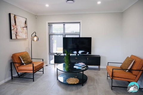 Aircabin - Denham Court - Modern - 4 Beds House - Brisbane Tourism 2