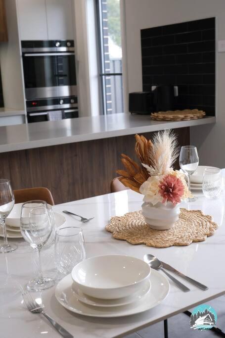 Aircabin - Denham Court - Modern - 4 Beds House - Brisbane Tourism 3