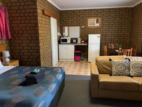 Airport Whyalla Motel - Brisbane Tourism 4