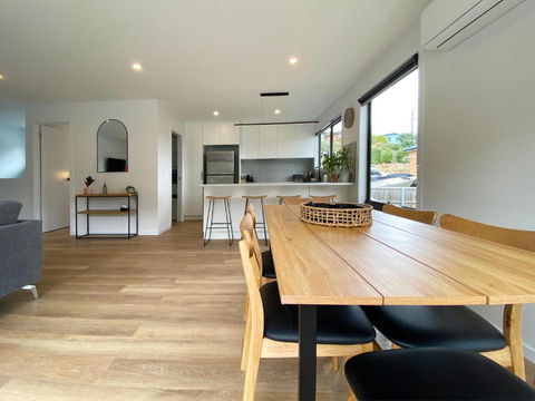Albatross Rise - Modern Family Home - Tourism Brisbane 4