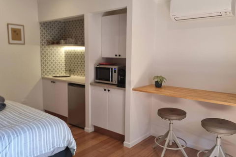 Alcorn Garden Studio Main House Attached-Dog Friendly 2 Mins Walk To Beach - Tourism Brisbane 2