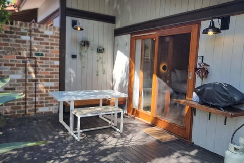 Alcorn Garden Studio Main House Attached-Dog Friendly 2 Mins Walk To Beach - Tourism Brisbane 3
