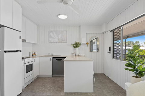 Alex Beachside Pet Friendly 2 Bed Apartment - Brisbane Tourism 3
