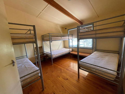 Alligator Lodge - Mount Remarkable National Park - Brisbane Tourism 1