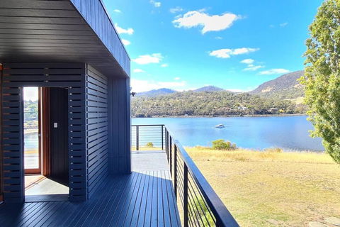 AMAZING 5-Star WATERFRONT RETREAT ON THE RIVERWALK - Brisbane Tourism 1