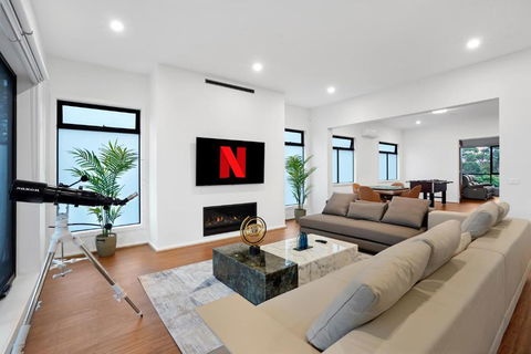 Amazing Backyard - MAX Entertain Beachside Retreat - Brisbane Tourism 1