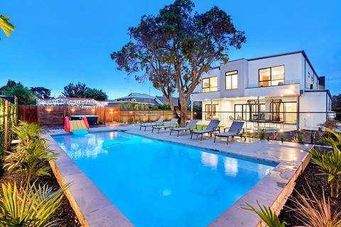 Amazing Backyard - MAX Entertain Beachside Retreat - Brisbane Tourism 0