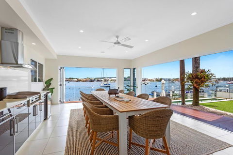 Amazing Canal House With Private Jetty, Gym & Pool - Tourism Brisbane 2