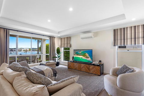 Amazing Canal House With Private Jetty, Gym & Pool - Tourism Brisbane 3