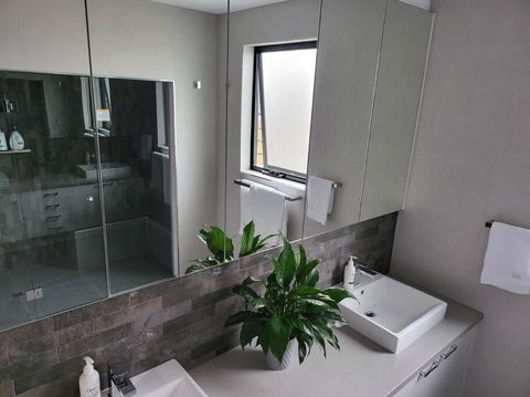 Alogara House, Modern, 6 Bedrooms With Hot Tub And Views - Tourism Brisbane 3