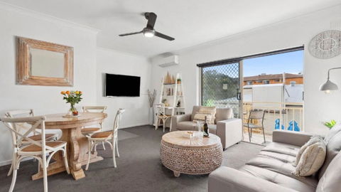 Apartment Awesome Location, Near Cafes, Restaurants, Short Stroll To The Beach - Tourism Brisbane 0