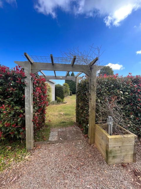 Apple Tree Cottage - Comboyne Mountain Cottages - Brisbane Tourism 1