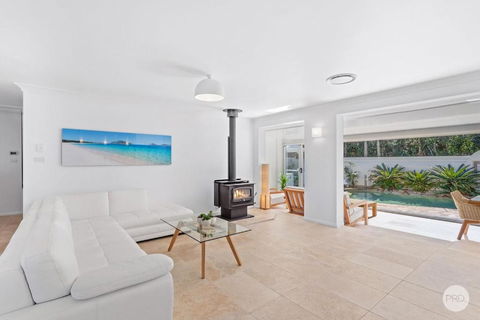 Aquablue Holiday Home - Hot Spa & Pool - 2m Walk To Beaches - Tourism Brisbane 3