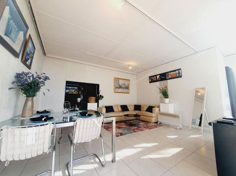 Architectural Bright Open 2B&1B Home With A Private Garden At Yarralumla - Brisbane Tourism 4
