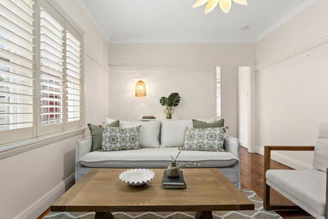 Art Deco Coastal Living, Minutes To The Sand - Tourism Brisbane 0