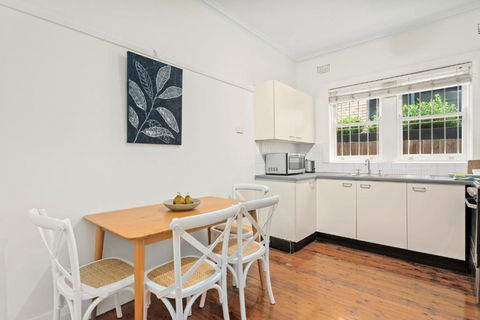 Art Deco Coastal Living, Minutes To The Sand - Tourism Brisbane 3