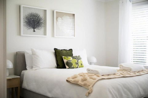 Artful Abode - Duntryleague, Vibrant Decor - Brisbane Tourism 1