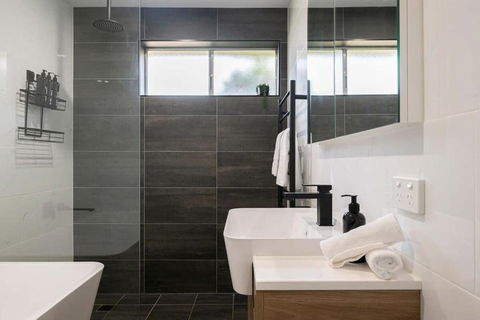 Artful Abode - Duntryleague, Vibrant Decor - Brisbane Tourism 2