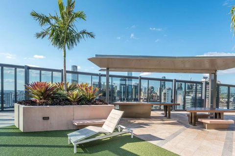 Artistic South Brisbane 2 Bedroom Apartment With Parking - Tourism Brisbane 1