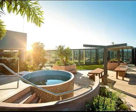 Artistic South Brisbane 2 Bedroom Apartment With Parking - Tourism Brisbane 0