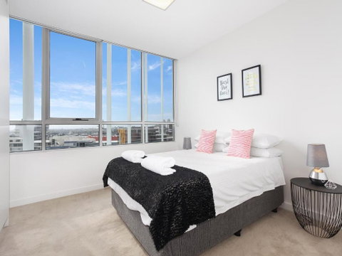 As The Sun Sets - Modern And Spacious 2BR Zetland Apartment Facing The Setting Sun - Brisbane Tourism 4