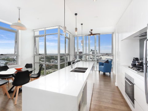 As The Sun Sets - Modern And Spacious 2BR Zetland Apartment Facing The Setting Sun - Brisbane Tourism 2