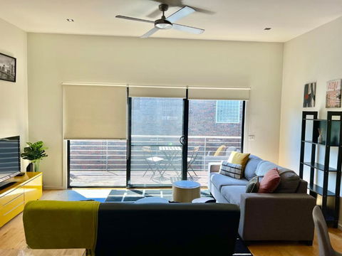 Ascot Vale - Lovely 2 Bedroom Townhouse Close To Everything! - Brisbane Tourism 1