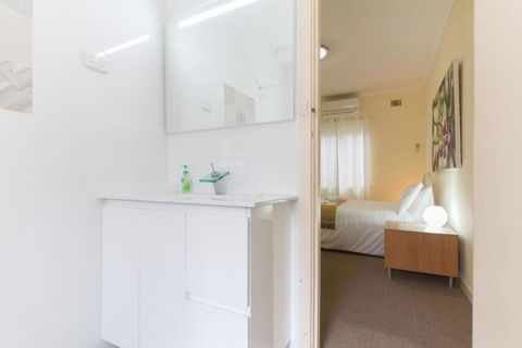 B5 Crawley Apartment 1 BRM & Sleepout Near UWA - Tourism Brisbane 2