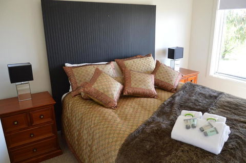 BATHURST GOLDFIELDS RESIDENCE On MOUNT PANORAMA - Tourism Brisbane 0