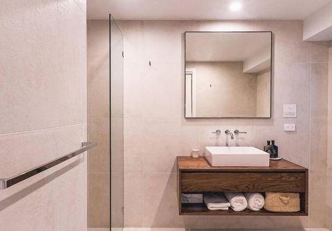BAY PROPERTIES . Bridgewood - Brisbane 4u 4