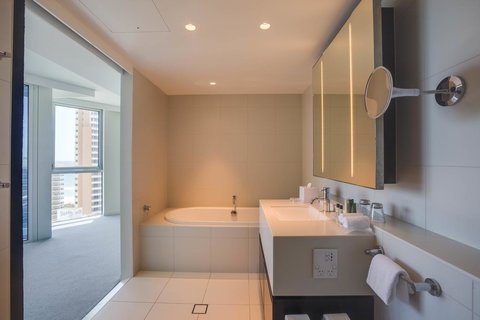Hilton Surfers Paradise Hotel & Residences - Tourism Brisbane 4