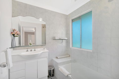 Fountain View Estate - We Accommodate - Brisbane Tourism 2
