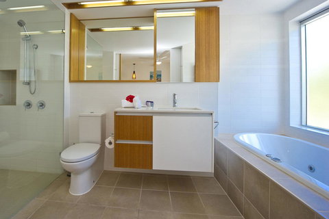 Maggies Beachfront Apartment 12 - Tourism Brisbane 11