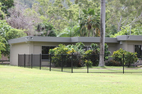 Arcadia Village Motel - Brisbane Tourism 3