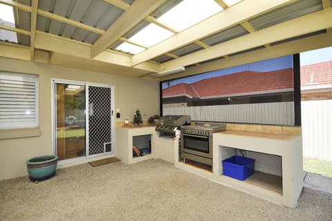 Ocean Wave - Tourism Brisbane 0