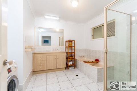 Immaculate Spacious Second Floor Unit Overlooking Pristine Parklands - Brisbane Tourism 1