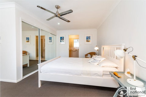 Immaculate Spacious Second Floor Unit Overlooking Pristine Parklands - Brisbane Tourism 11