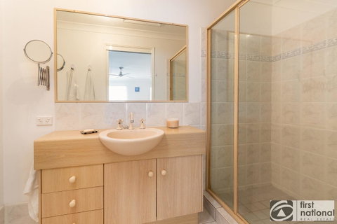 Immaculate Spacious Second Floor Unit Overlooking Pristine Parklands - Brisbane Tourism 13