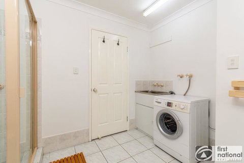Immaculate Spacious Second Floor Unit Overlooking Pristine Parklands - Brisbane Tourism 5