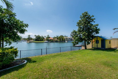 Lowset Home On The Canal - Dolphin Dr, Bongaree - Brisbane Tourism 10