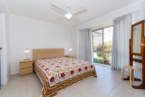 Lowset Home On The Canal - Dolphin Dr, Bongaree - Brisbane Tourism 9